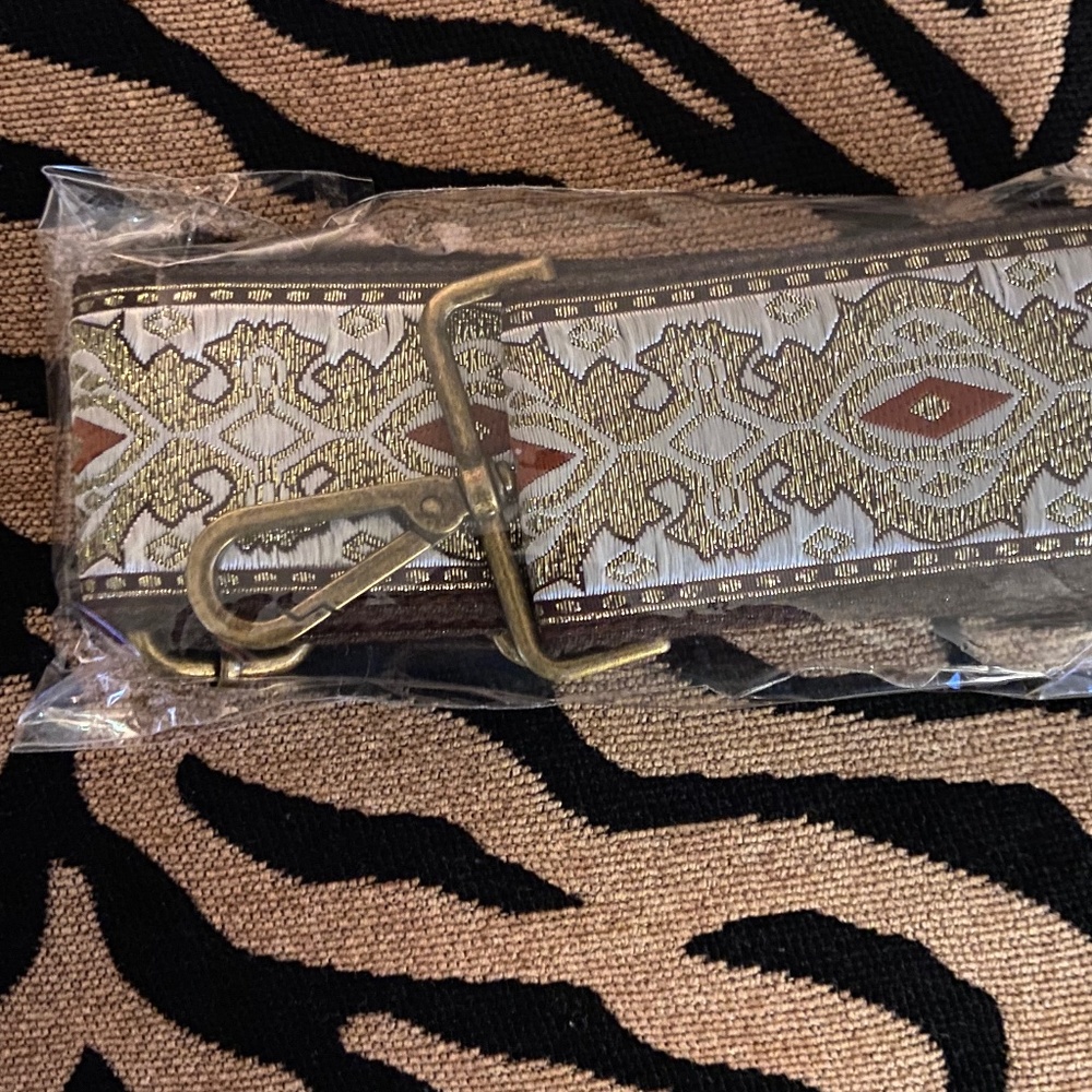 Purse/guitar strap New @ Merc@ari